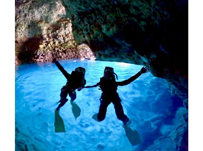 当日予約OK≪青の洞窟1組貸切シュノーケル》5歳から69歳！周りを気にしない貸切！家族やカップルに人気の写真動画無料❗送迎相談可の紹介画像