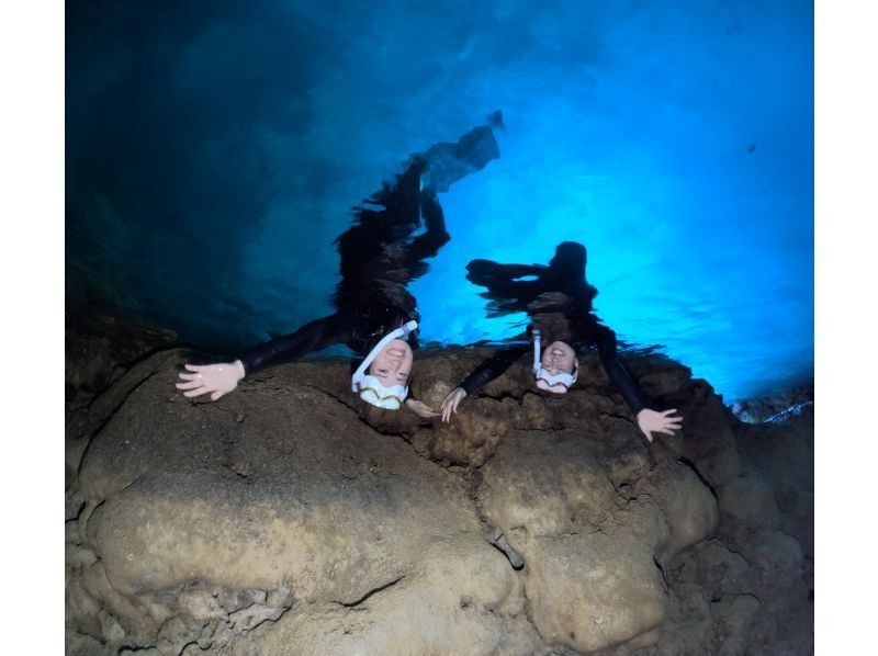 ≪Blue Cave Snorkeling≫Popular private plan for families and couples. Many 5-star reviews. Free GoPro rental now! Ages 5 to 59. Pick-up and drop-off available around Onna Village.の紹介画像