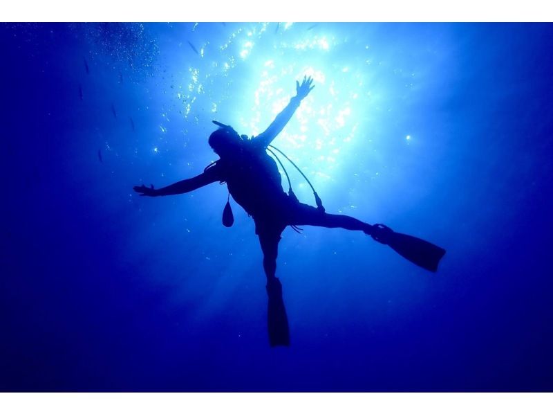《青の洞窟/貸切！体験ダイビング》カップル、少人数にオススメ❗️初心者大歓迎！GoPro写真や動画全てコミコミ❗️送迎リクエスト可！の紹介画像