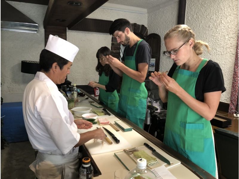 {Shirarahama, Wakayama Prefecture} Make-your-own sushi class and sushi lunch includedの紹介画像