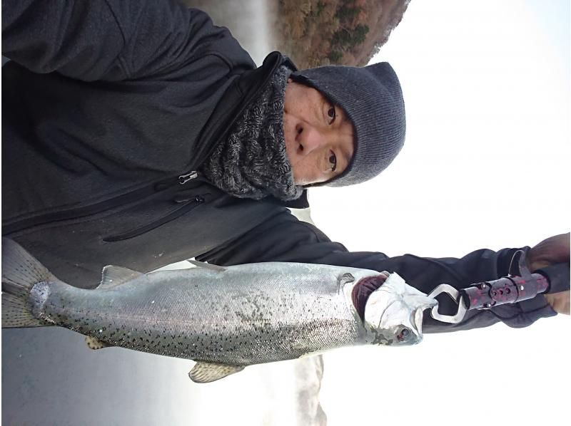 [Yamanashi/Lake Motosu] Families! Autumn to spring on season Lake Motosu Rainbow trout lure fishing