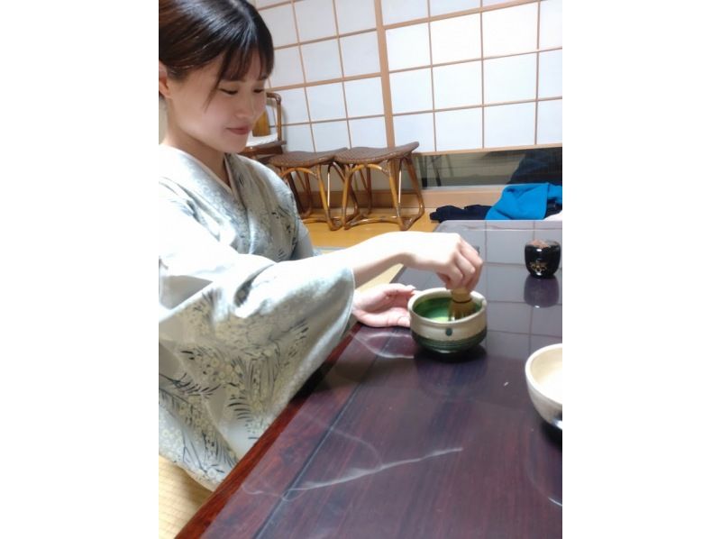【東京・六本木】カジュアルに体験で和文化を学ぶ！自分で着物を着てお抹茶を点てたり飲んだり和室のマナーも学べる！和菓子付き（駅から徒歩10分）
