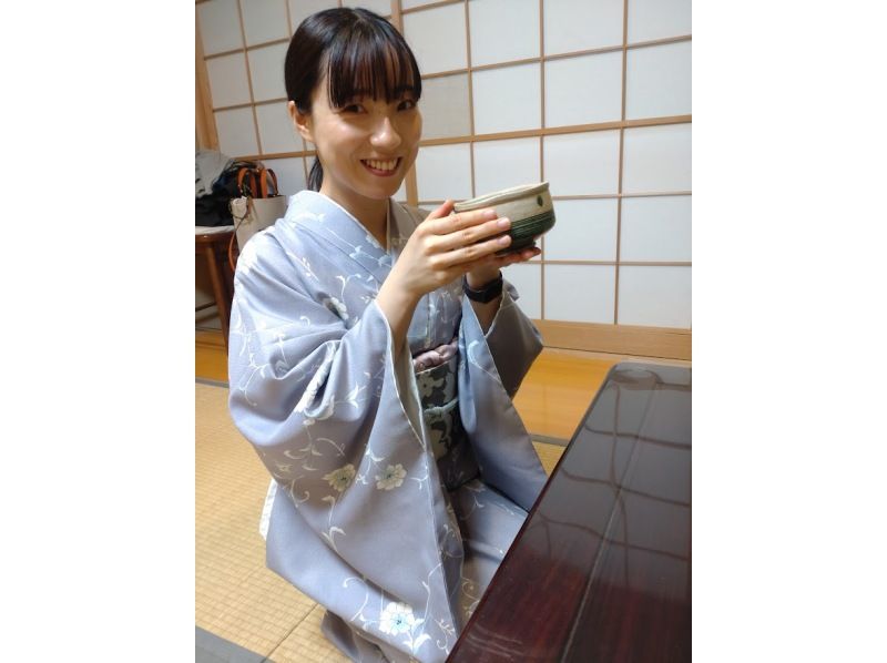 [Tokyo Roppongi] Learn Japanese culture through casual experiences! You can wear a kimono, make and drink matcha green tea, and learn manners in a Japanese-style room! Japanese sweets included (10 minutes walk from the station)の紹介画像