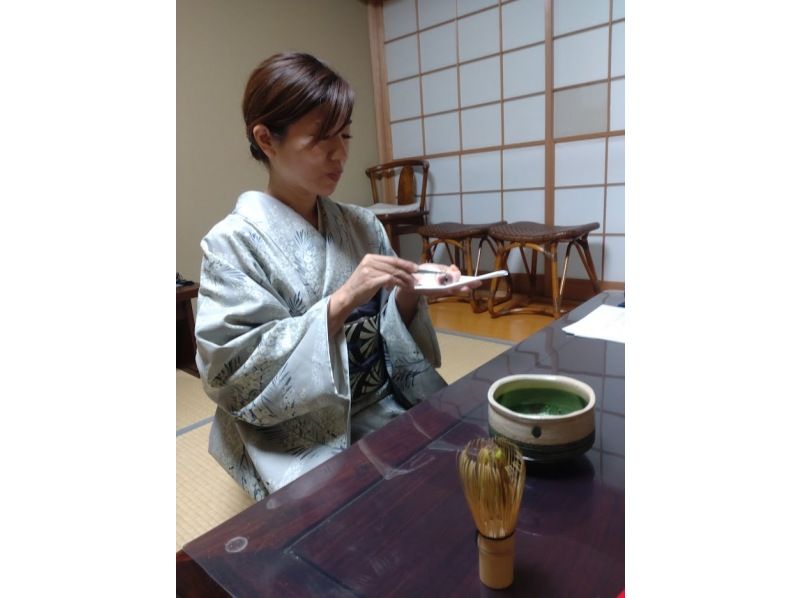【東京・六本木】カジュアルに体験で和文化を学ぶ！自分で着物を着てお抹茶を点てたり飲んだり和室のマナーも学べる！和菓子付き（駅から徒歩10分）