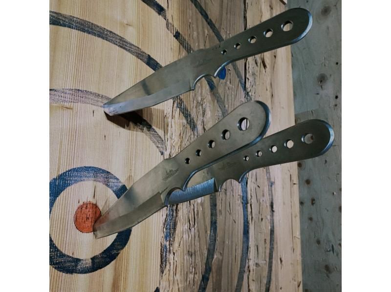 【東京・池袋】アメリカで大流行！AXE THROWING｜爽快度MAX！ダーツのように斧を投げて得点を競い合おう！の紹介画像