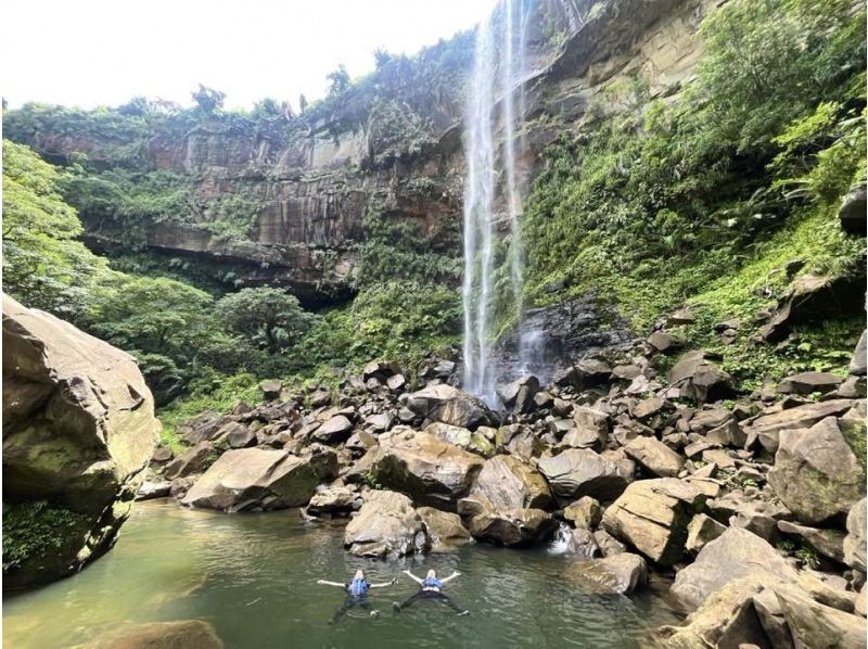 西表島健行推薦 半日遊排名 皮奈薩拉瀑布 高度約55m 沖繩縣最大的瀑布之一 西表島的雄偉自然 瀑布能量點 白鬍子神