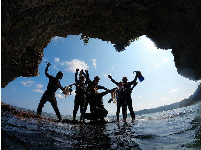 [95% chance of encountering sea turtles] 3 hours! Same-day reservations OK☆ Sea turtle snorkeling & blue cave exploration tour! Free pick-up and drop-off! Free GoPro photo data》の紹介画像