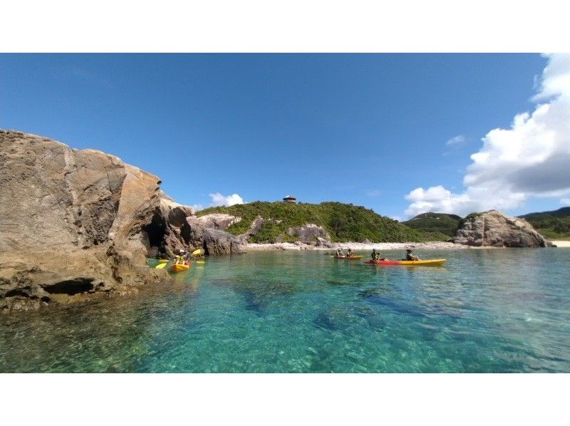 [Okinawa ・ Tokashiki Island] Aim for the lighthouse island, Tokashiki Island's only guided kayak 1-day tour (lighthouse island course, off-season version)!の紹介画像