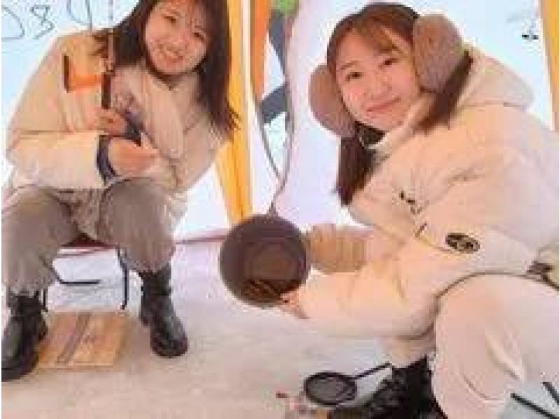 [Hokkaido, Sapporo area] Experience ice fishing for wakasagi (smelt) without bringing anything with you! Free rental boots! Wakasagi tempura is also included!の紹介画像