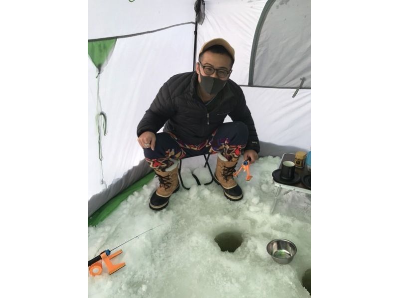 [Near Sapporo, Hokkaido] Experience smelt fishing on ice for a short stay without bringing anything! Rental boots are also free! Comes with smelt tempura!の紹介画像