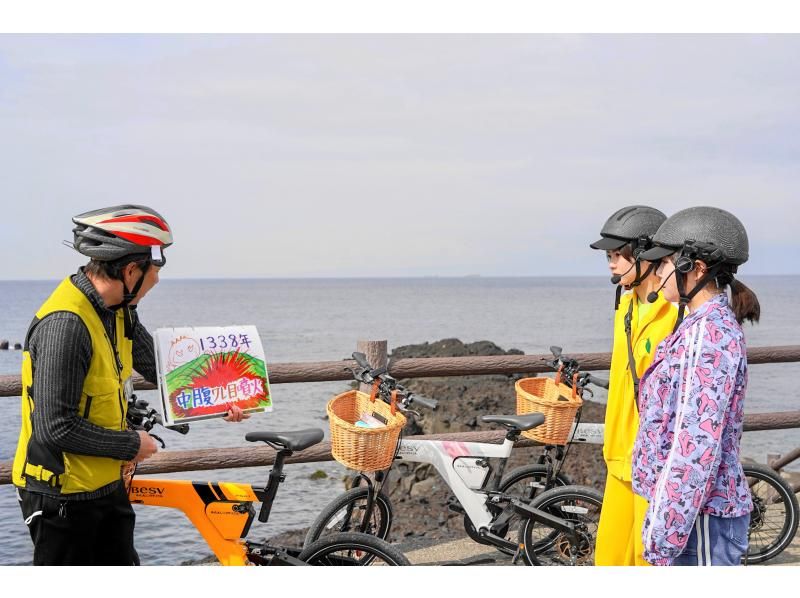 【東京・伊豆大島】電動自転車でラクに島巡り！2歳から大人まで楽しめるガイド付きサイクリングジオツアー！