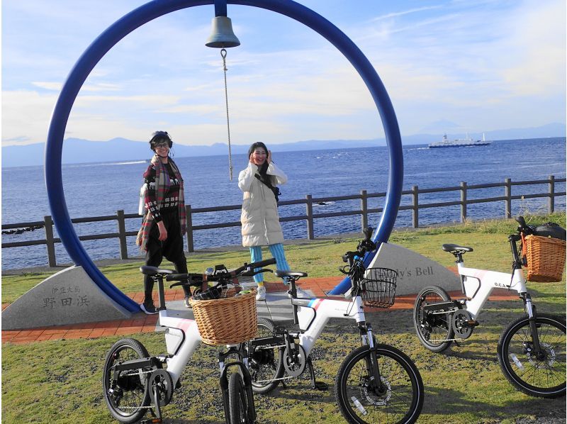 【東京・伊豆大島】電動自転車でラクに島巡り！2歳から大人まで楽しめるガイド付きサイクリングジオツアー！