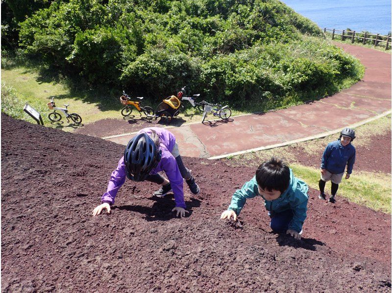 【東京・伊豆大島】電動自転車でラクに島巡り！2歳から大人まで楽しめるガイド付きサイクリングジオツアー！