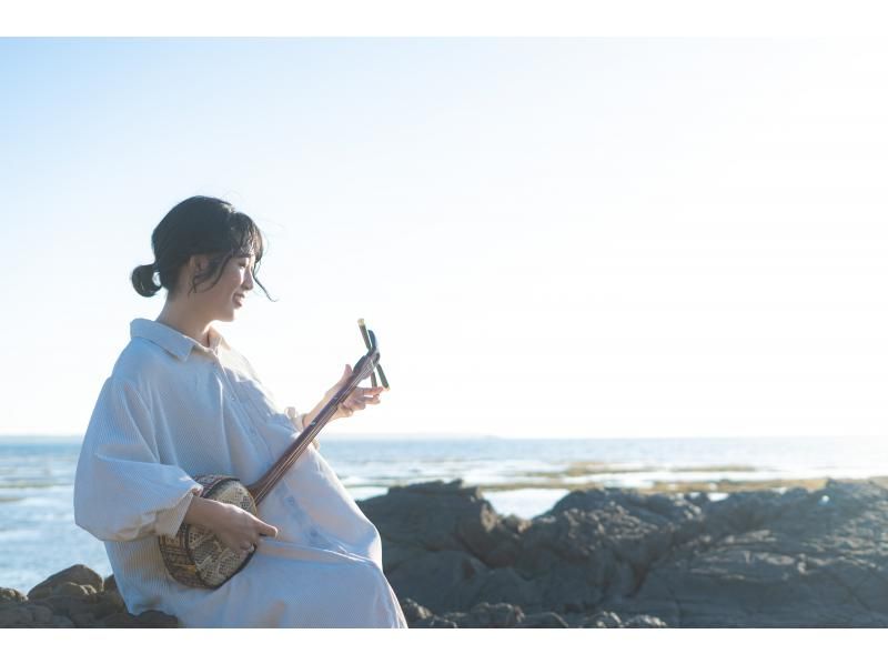 [Okinawa Ishigaki Island] Beach & Sunset Sanshin live performance photo wedding ♪ Wedding photo ♪ Sanshin live performance during beach shooting and sunset shooting ♪の紹介画像