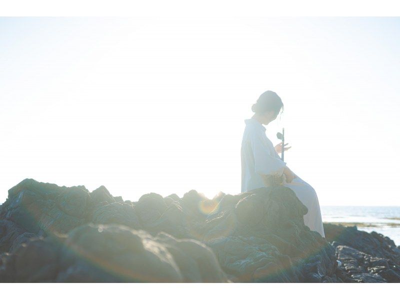 [Okinawa Ishigaki Island] Sanshin experience while watching the sunset♬ The sound of the waves and the tone of the sanshin. Feel the island time.の紹介画像