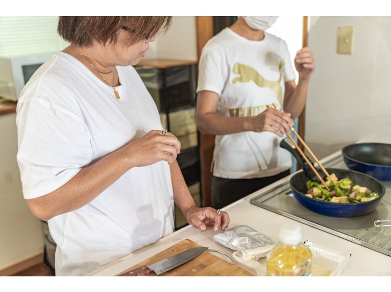 【沖縄・石垣島】島のねえねえに教わるガチ地元の沖縄料理教室の紹介画像