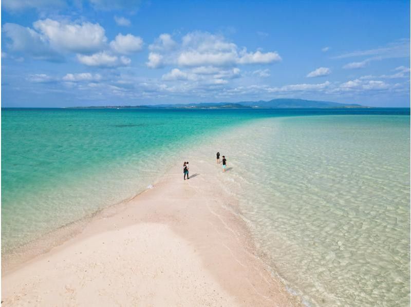 【僅限當地會面 / 石垣島】幻影島之旅，即使不會游泳的人也可以享受，包括無人機攝影、浮潛、竹富島觀光選項，各離島門票最高可優惠25％/半天の紹介画像