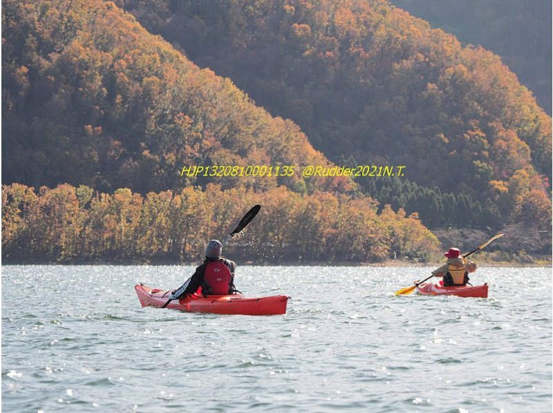 【滋賀・奥琵琶湖】奥琵琶湖の紅葉を楽しむ！大浦湾・奥出湾カヌー体験ツア（半日・午前）の紹介画像