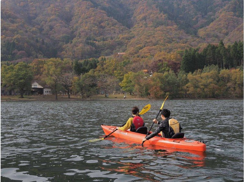 【滋賀・奥琵琶湖】奥琵琶湖の紅葉を楽しむ！大浦湾・奥出湾カヌー体験ツア（半日・午前）の紹介画像