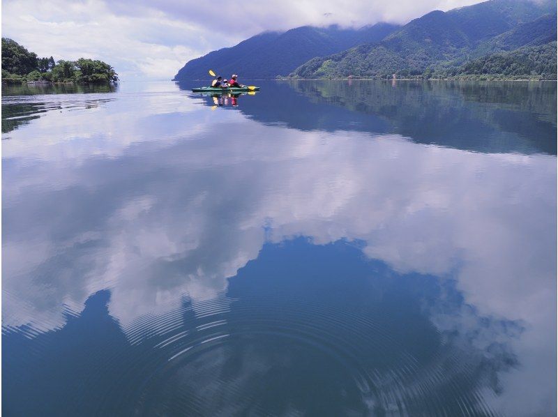 【滋賀・奥琵琶湖】奥琵琶湖の紅葉を楽しむ！大浦湾・奥出湾カヌー体験ツア（半日・午前）の紹介画像