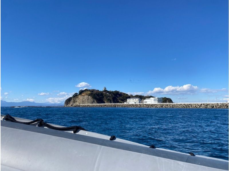 [กฎบัตรสมบูรณ์] ล่องเรือทัวร์ Enoshima ♪ เพลิดเพลินกับหลักสูตรระยะสั้น 30 นาทีได้อย่างอิสระ! แนะนำสำหรับการสร้างความทรงจำในการท่องเที่ยวใน Enoshima!の紹介画像
