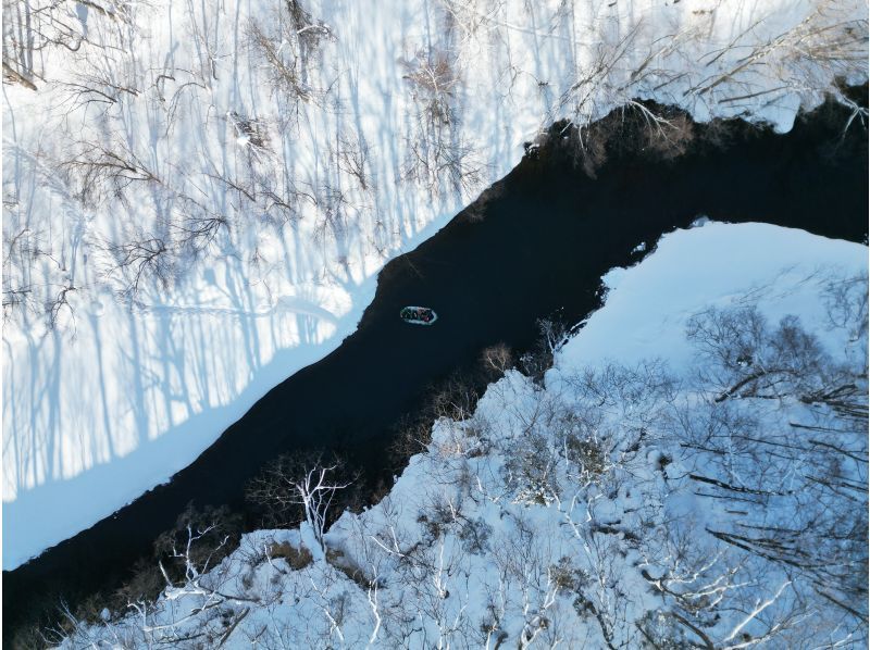 [北海道・札幌・定山渓] 澄んだ空気の中、雪景色を眺めながら川下り～雪見ラフティング～(焚き火＆焼きマシュマロ付き)の紹介画像