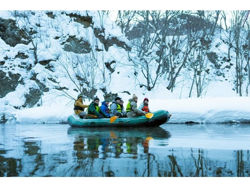 [北海道・札幌・定山渓] 澄んだ空気の中、雪景色を眺めながら川下り～雪見ラフティング～(焚き火＆焼きマシュマロ付き)の紹介画像