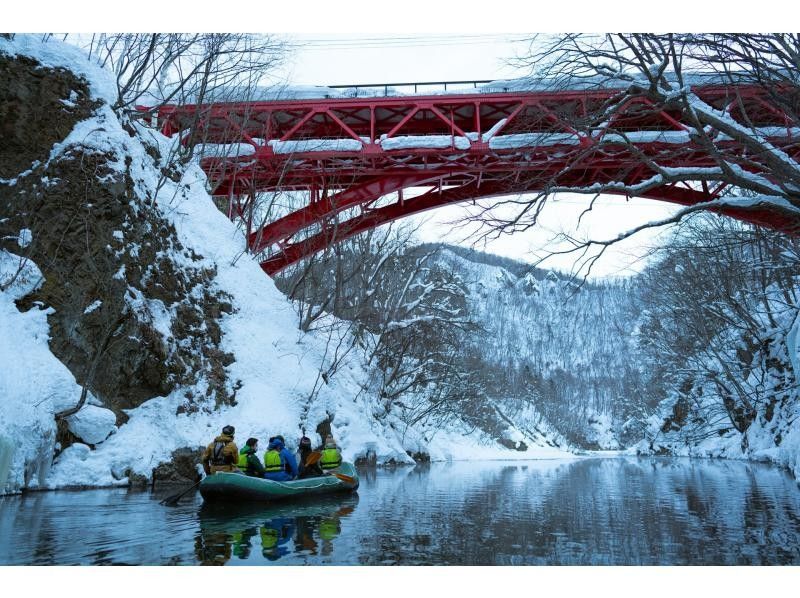 [北海道・札幌・定山渓] 澄んだ空気の中、雪景色を眺めながら川下り～雪見ラフティング～(焚き火＆焼きマシュマロ付き)の紹介画像