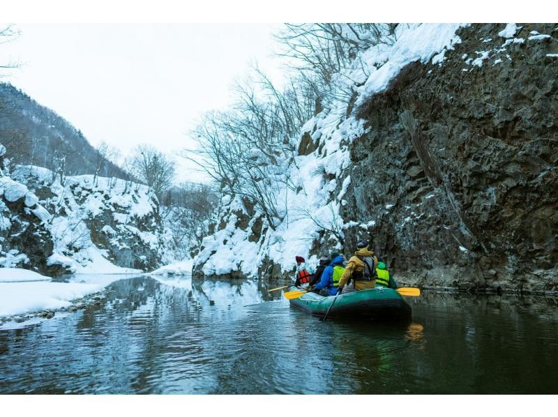 [北海道・札幌・定山渓] 澄んだ空気の中、雪景色を眺めながら川下り～雪見ラフティング～(焚き火＆焼きマシュマロ付き)の紹介画像