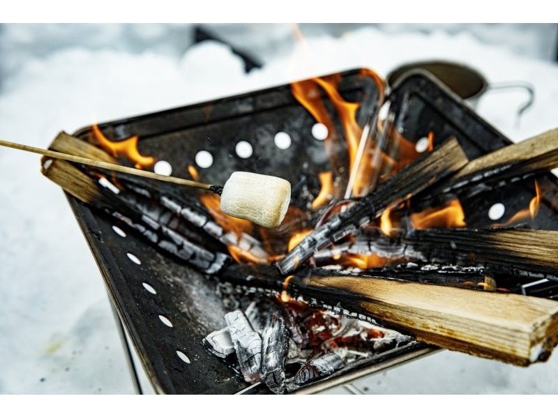 [Hokkaido, Sapporo, Jozankei] Let's walk through the forest with snowshoes, which can only be visited in winter! ～Tekuteku Winter Forest Exploration Tour～ (includes bonfire and roasted marshmallows)の紹介画像