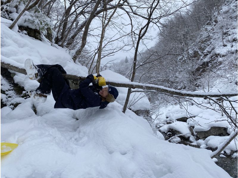 [Hokkaido, Sapporo, Jozankei] Let's walk through the forest with snowshoes, which can only be visited in winter! ～Tekuteku Winter Forest Exploration Tour～ (includes bonfire and roasted marshmallows)の紹介画像