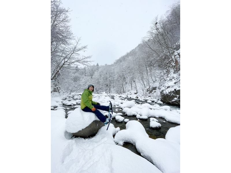 [Hokkaido, Sapporo, Jozankei] Let's walk through the forest with snowshoes, which can only be visited in winter! ～Tekuteku Winter Forest Exploration Tour～ (includes bonfire and roasted marshmallows)の紹介画像