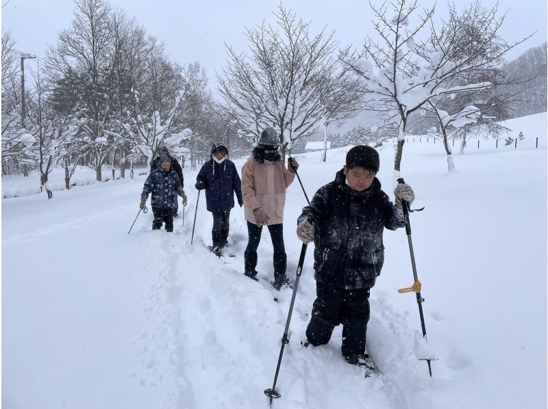 [Hokkaido, Sapporo, Jozankei] Recommended for those who want to do a little skiing or walk through the winter forest! ~Smooth Snow Hike~ (includes bonfire and roasted marshmallows)の紹介画像