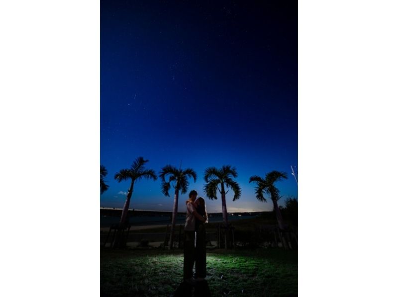 ＜Okinawa, Kouri Island＞ Starry sky photo and space walk in Kouri Island. Each participant will have their photo taken with the stars in the background. It's a great surprise for families, couples, and friends.の紹介画像