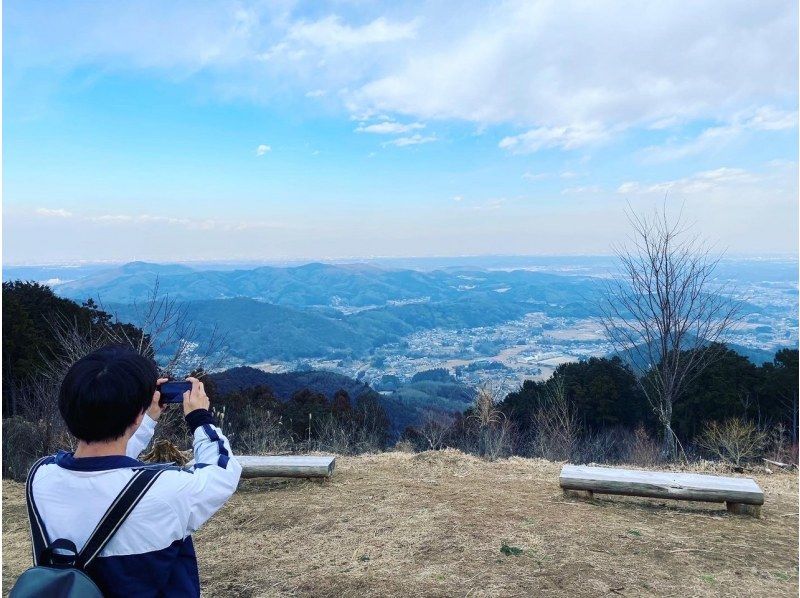 A man enjoying a trekking tour with "sherpa" in Tokigawa, Saitama