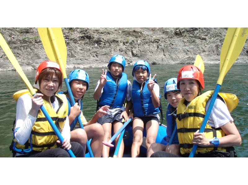 Participation is possible from 5 years old! Hozugawa family rafting [near the station, with parking]. Great adventure to enjoy as a family! Swim, play and have fun! Make memories with the whole family!の紹介画像