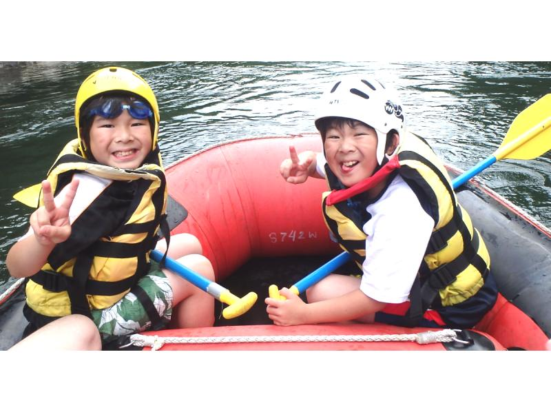 Participation is possible from 5 years old! Hozugawa family rafting [near the station, with parking]. Great adventure to enjoy as a family! Swim, play and have fun! Make memories with the whole family!の紹介画像