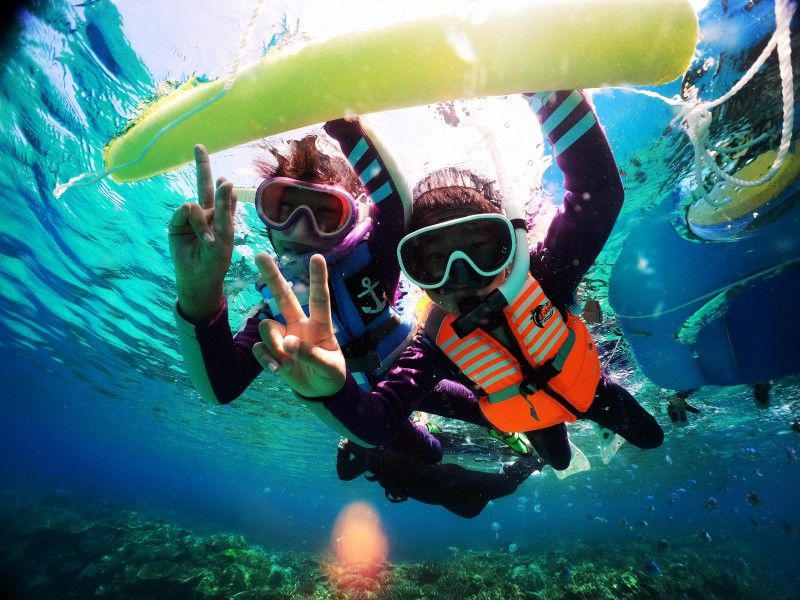 沖縄の事業者「沖縄マリンサービス　TI.OCEAN」が実施するシュノーケリングツアーの様子