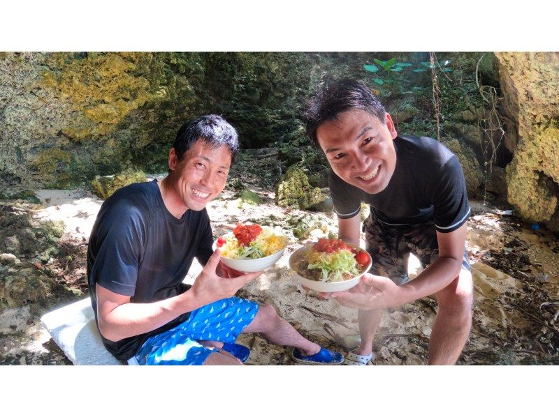 [Okinawa Main Island/Onna Village] First single kayak & snorkeling | Pick-up & lunch included | 1 day tourの紹介画像