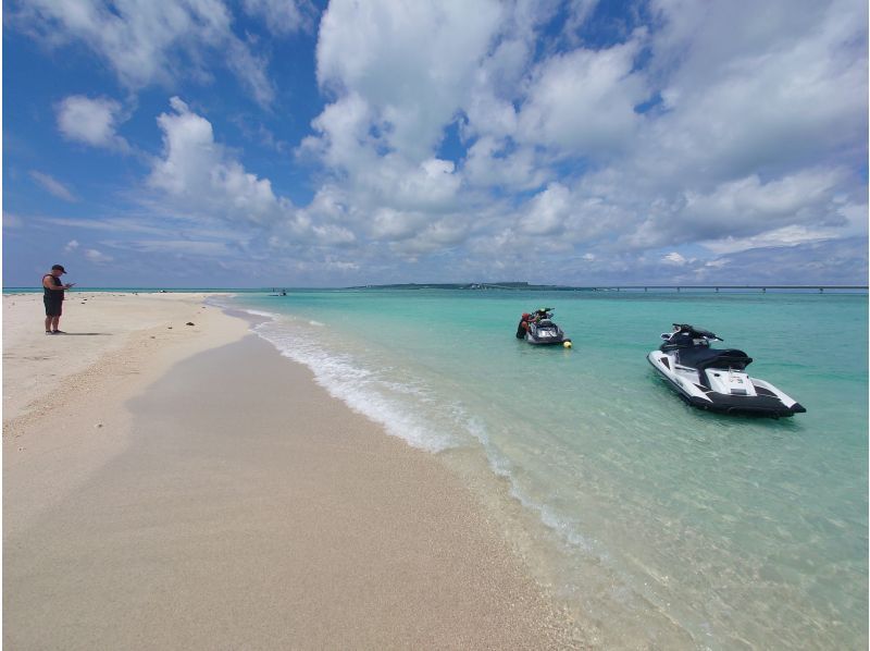 【沖縄・名護】１日完全貸切！！AR240ボート＆ジェットスキー！瀬底島&水納島プラン ！！マリンスポーツ遊び放題の紹介画像