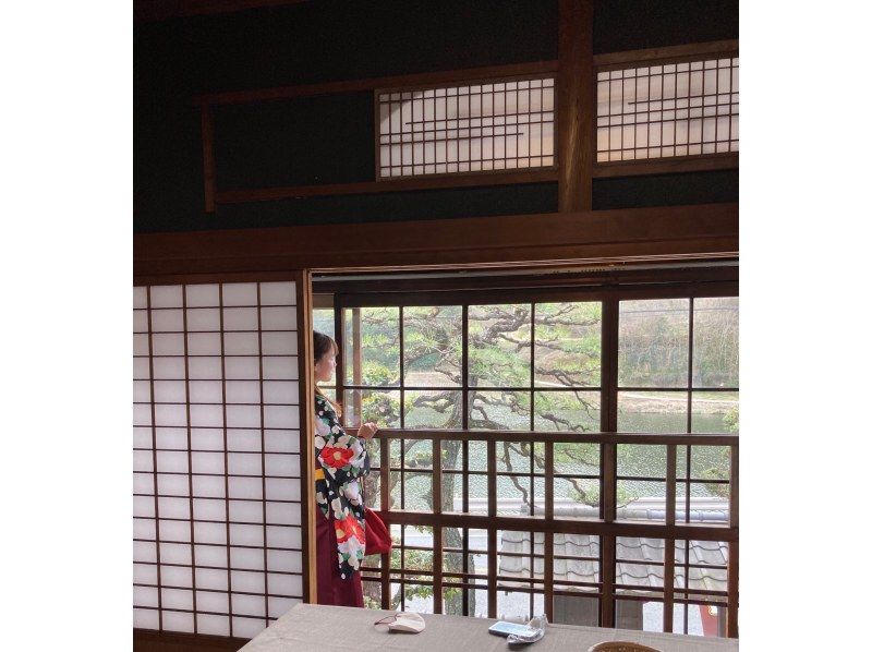【岡山・笠岡／井原】着物・袴を着て約100年前の古民家で写真撮影♪ 昭和ガラスのある廊下で映え写真を撮影