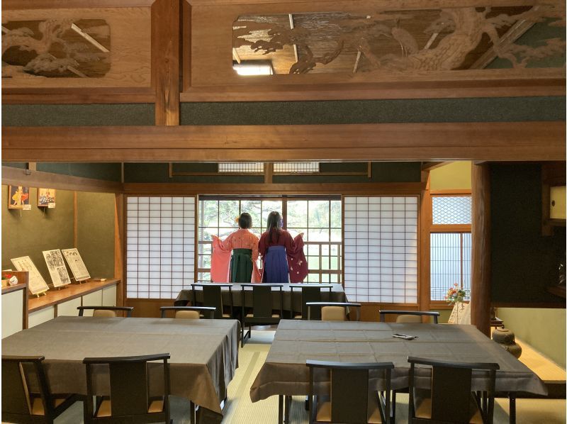 [Okayama/Kasaoka/Ibara] Wear kimono and hakama and take a photo at an old private house about 100 years ago ♪ Take a photo in the corridor with Showa glassの紹介画像