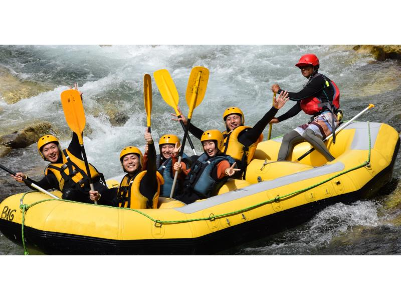 Minakami [Water] Rafting. In spring, melted snow water from Mt. Tanigawa is a powerful torrent [junior high school students and above], and during summer vacation, families with elementary school students can enjoy a popular river rafting experience.の紹介画像