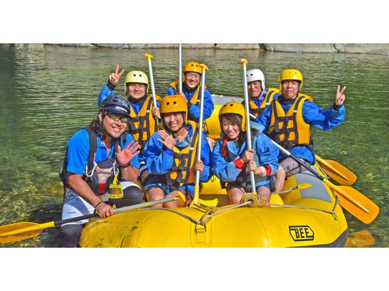 Minakami [Water] Rafting. In spring, melted snow water from Mt. Tanigawa is a powerful torrent [junior high school students and above], and during summer vacation, families with elementary school students can enjoy a popular river rafting experience.の紹介画像
