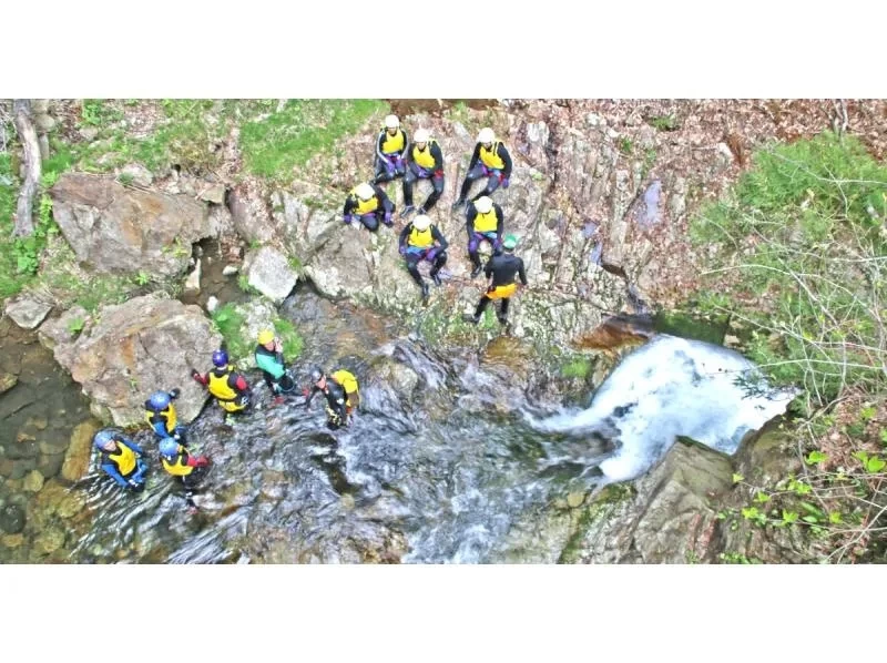 みなかみ[水上]キャニオニング。渓谷を泳いだり、岩の上から飛び込んだり、メインは、２０メートルの渓谷をロープで降り大興奮の体験を満喫。の紹介画像