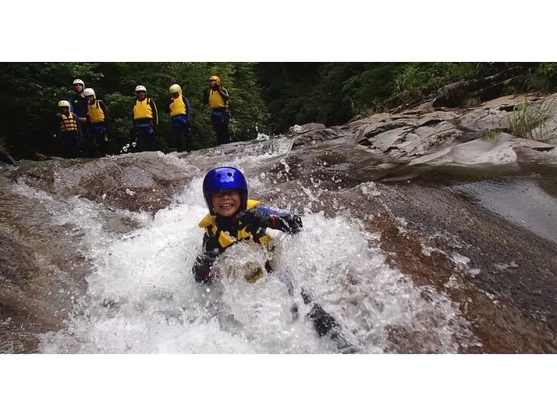 Minakami [Minakami] canyoning. You can swim in the gorge, jump from the top of the rocks, and the main thing is to enjoy the excitement of going down the 20-meter gorge with a rope.の紹介画像
