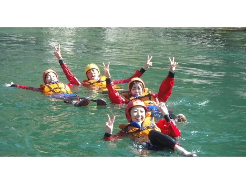 [9:00-/13:00-] Excitement to run! Yoshino River half-day rafting. Full throttle of adrenaline with friends and couples! With 25 years of experience and a trustworthy big smile!の紹介画像