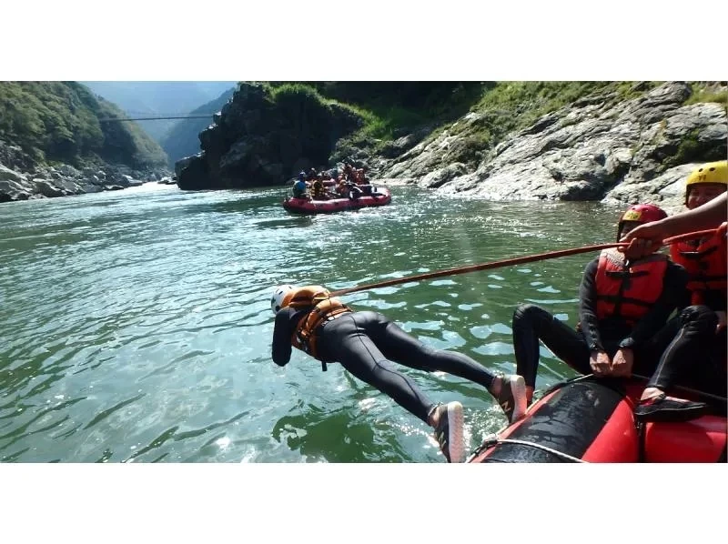 [10:30-] Conquer the Yoshino River! An adventurous journey that challenges you all day long. Kind, courteous and well-established Big Smile staff will guide you. With lunch Set is Ikeda base.の紹介画像