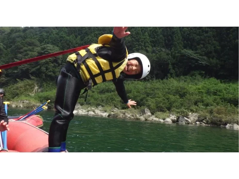 Big adventures of little heroes! Yoshino River family rafting. Get in touch with nature and overcome the torrents with a big smile. Elementary school 1st grade ~ Gathering is Ikeda base.の紹介画像