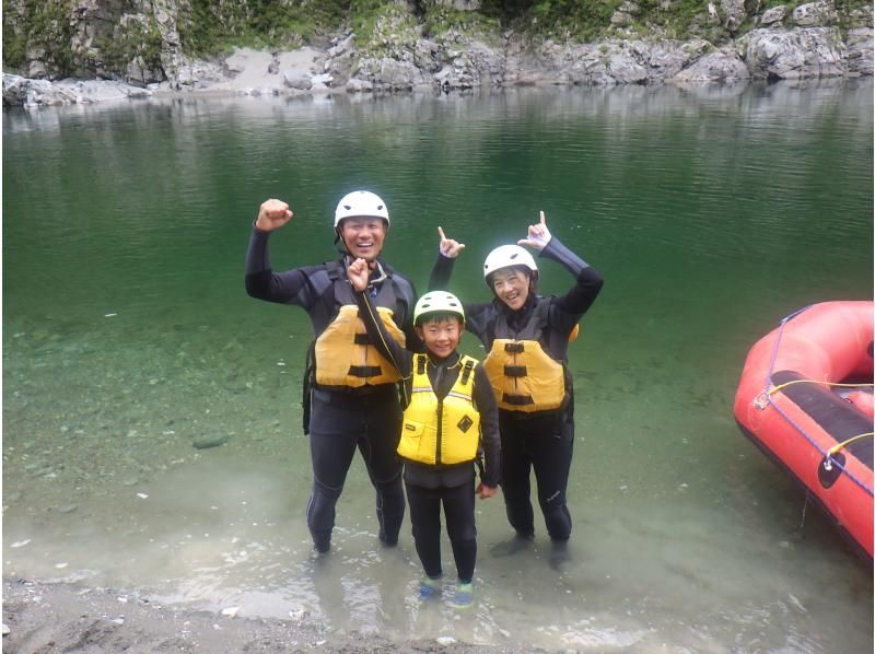 Big adventures of little heroes! Yoshino River family rafting. Get in touch with nature and overcome the torrents with a big smile. Elementary school 1st grade ~ Gathering is Ikeda base.の紹介画像